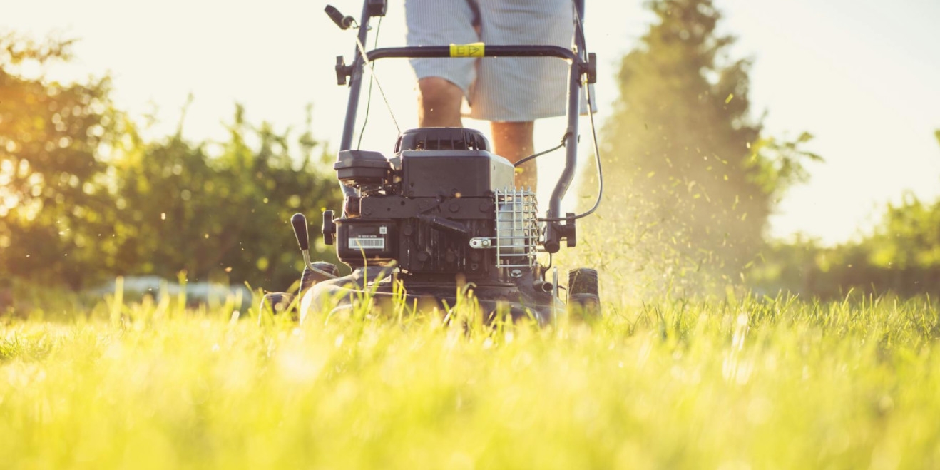 Ergonomia w kosiarkach spalinowych – uchwyty, regulacje, systemy startu. Detale, które czuć po godzinie koszenia