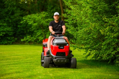 Jak wybrać traktor ogrodowy na nierówny teren? 